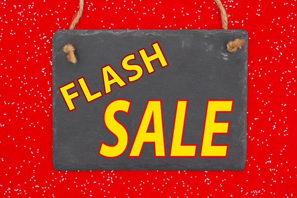 Flash Sale Art Nachricht in einer hängenden leeren Tafel Schild auf einem roten Funkeln Material - Foto, Bild