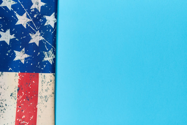 Día de la Independencia. Bandera americana aislada sobre fondo azul, copia espacio a la derecha. Concepto del día de los veteranos. Día conmemorativo
 - Foto, imagen