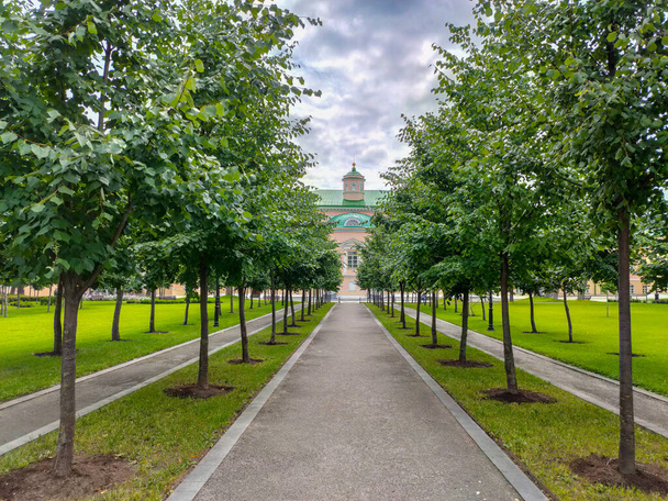 Park von Joseph Bove, auch als Park der Moskauer Stadtduma bekannt. Blick auf das neue Katharinenhospital. - Foto, Bild