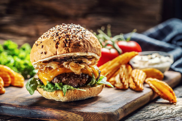 Hamburger s karamelizovanou cibulí, rukolou a taveným sýrem - Fotografie, Obrázek