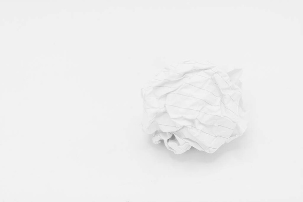 Verknoeid stuk papier geïsoleerd op witte achtergrond - Foto, afbeelding