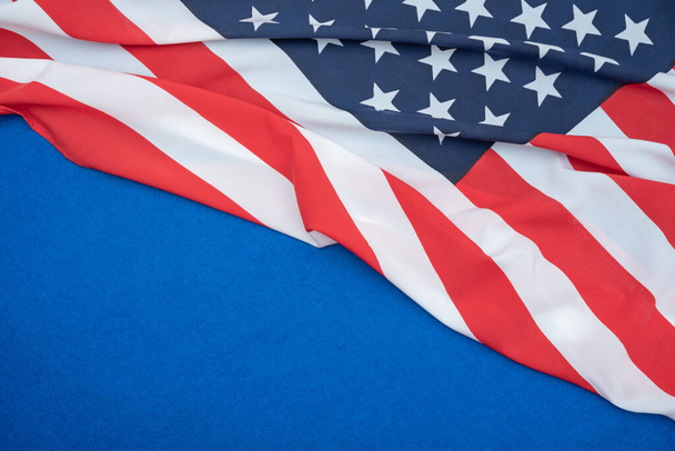 Bandera de EE.UU. sobre fondo azul
 - Foto, Imagen