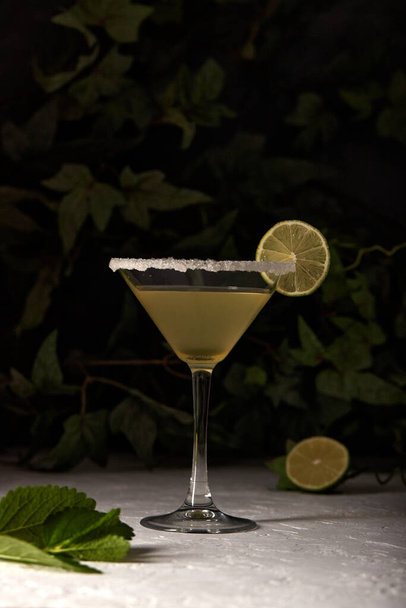 Margarita cocktail, a glass of garnish with salt and lemon lime slice - Foto, Imagem