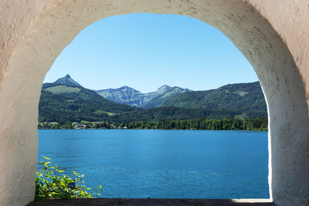 Wolfgangsee λίμνη και τα βουνά θέα από το παράθυρο. Αυστρία. Θερινή ημέρα - Φωτογραφία, εικόνα