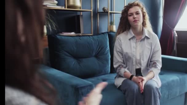 Vrouwelijke psychoanalyticus geeft advite aan vrouwelijke gestresste patiënt in moder psycholoog kantoor - Video