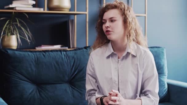 Fiatal depressziós nő beszél a terapeutájával a tanácsadáson.. - Felvétel, videó