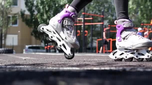 ローラースケートの脚は、スポーツグラウンドで乗る - 映像、動画