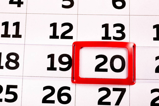 El número 20 del calendario está resaltado en rojo. El día veinte del mes. Agenda para hoy. Primer plano
. - Foto, imagen