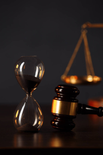 Jueces martillo, escamas de justicia y reloj de arena sobre mesa de madera. Concepto de derecho y justicia
 - Foto, imagen