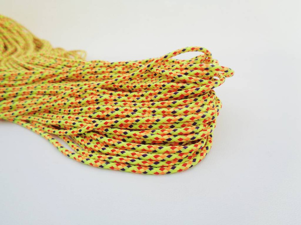 Крупним планом мотузка текстури. Прусицька мотузка іноді використовується як мотузковий браслет
. - Фото, зображення