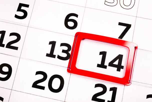 カレンダーの14番目の数字は赤で強調表示されます。月の14日。今日の議題。閉鎖. - 写真・画像