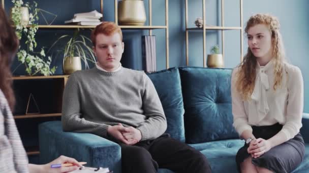 Junges Paar streitet vor Familienpsychologen - Filmmaterial, Video