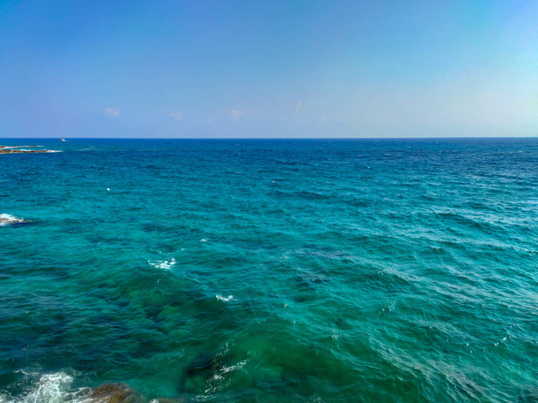 Mar Mediterráneo en Septermber en Ayia Napa, Chipre. Increíble agua azul
. - Foto, Imagen