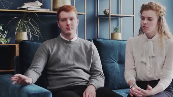 Portrét nešťastného manželského páru, jak mluví s rodinným psychologem. Vztahy, lidé, rodina, psychologie - Záběry, video