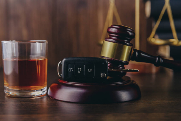 Araba anahtarı ve kelepçeli viski. İçkili araba kullanma kavramı - Fotoğraf, Görsel
