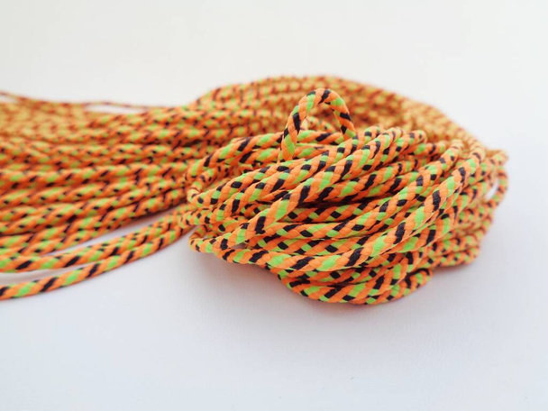 Chiudi la trama della corda prusik. Prusik corda a volte utilizzato come braccialetto di corda
. - Foto, immagini