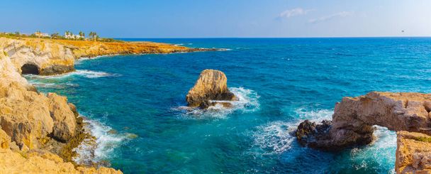 Laaja panoraama "silta ystäville", meri luolia ja kivi kallioita, Ayia Napa, Kypros. Hämmästyttävä meri aaltoja, Välimeren merimaisema. - Valokuva, kuva