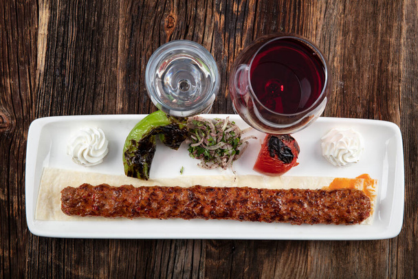 Kebab di agnello macinato con verdure (Cucina turca Adana Kebab
 ). - Foto, immagini