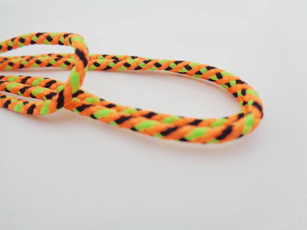 Крупним планом мотузка текстури. Прусицька мотузка іноді використовується як мотузковий браслет
. - Фото, зображення