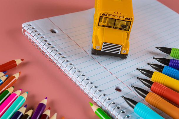 Scuolabus giallo su matite a colori e tastiera, torna a scuola
 - Foto, immagini