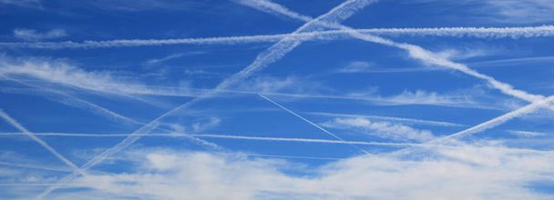 Fluglinien am blauen Himmel  - Foto, Imagen