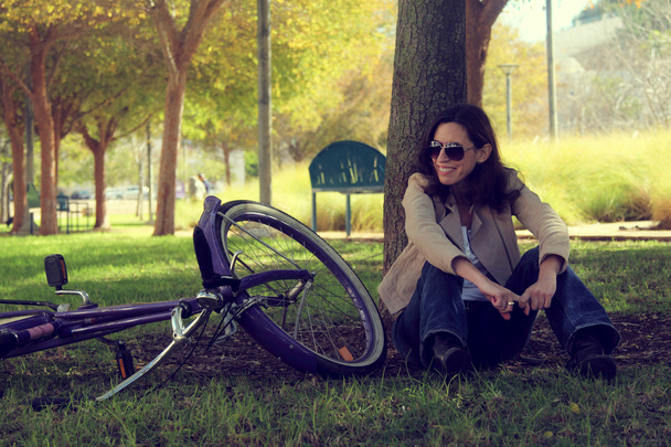 Nő, egy parkban retro kerékpár - Fotó, kép