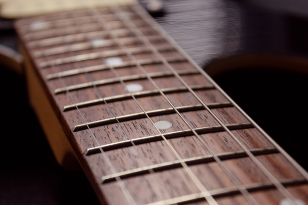 6本のエレキギター弦と木製のフリートボードの近くです。楽器と音楽のコンセプト - 写真・画像