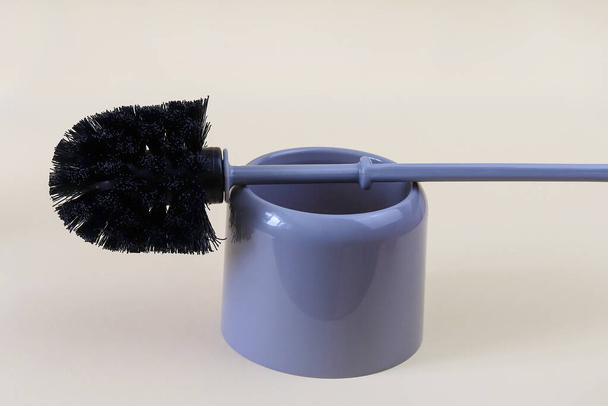 Brosse sombre pour les toilettes. Espace de copie - le concept de nettoyage, propreté, tâches ménagères. - Photo, image