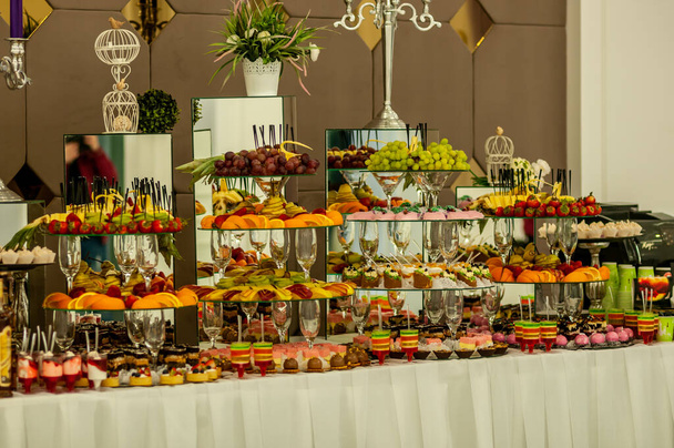 Nakrájení ovoce na svatební bufet - Fotografie, Obrázek