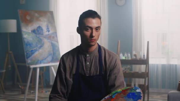 Fiatal férfi művész portréja - Felvétel, videó