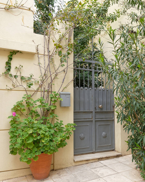 entrada de la casa vintage puerta gris metálico y maceta
 - Foto, Imagen