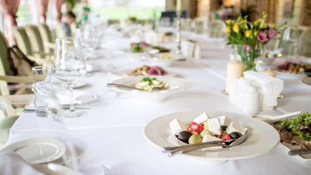 prato com salada colocada em uma mesa em um restaurante
 - Foto, Imagem