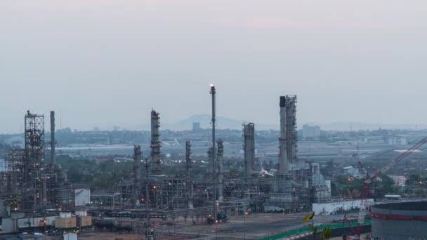 タイムラップ製造石油精製ターミナルは、石油・石油化学の貯蔵のための産業施設です。石油製造製品。発電所だ。映像ビデオ4k. - 映像、動画