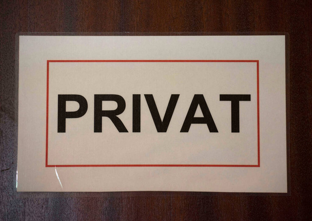 biały znak prywatny (Privat) na drzwiach, symbol prywatności - Zdjęcie, obraz