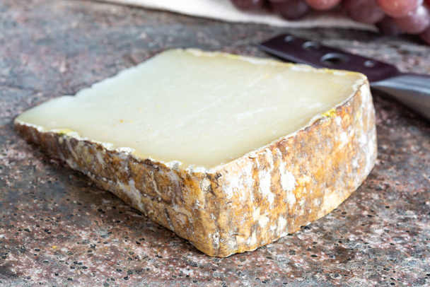 Pezzo di gustoso formaggio ovino Ossau-Iraty o Esquirrou prodotto nel sud-ovest della Francia, Paesi Baschi del Nord
 - Foto, immagini