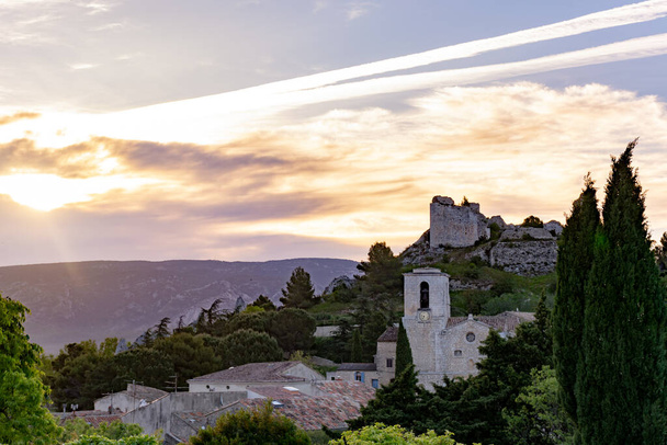 Gündoğumunda Provence 'deki geleneksel ortaçağ evleri ve kale kalıntıları, Güney Fransa, tatil ve turizm beldeleri - Fotoğraf, Görsel