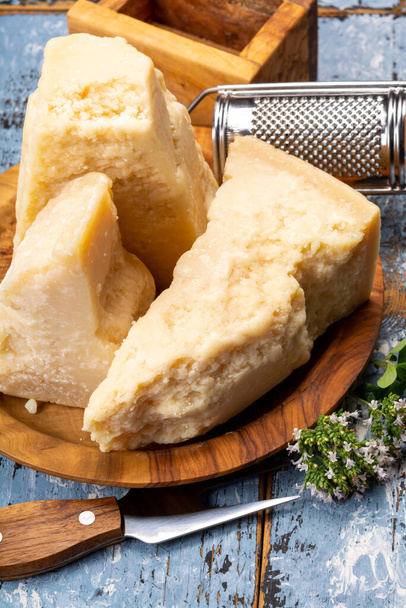Colección de quesos, queso italiano duro, queso parmesano envejecido y queso padano de grana de cerca
 - Foto, imagen