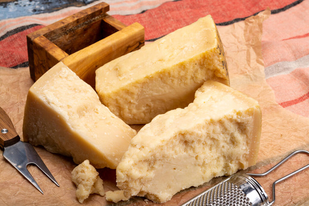 Коллекция сыра, твердый итальянский сыр, выдержанный пармезан и сыр "грана падано"
 - Фото, изображение
