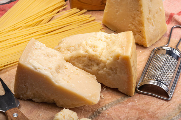 チーズコレクション、ハードイタリアチーズ、熟成したパルメザンチーズとグラナパダーノチーズを閉じます - 写真・画像