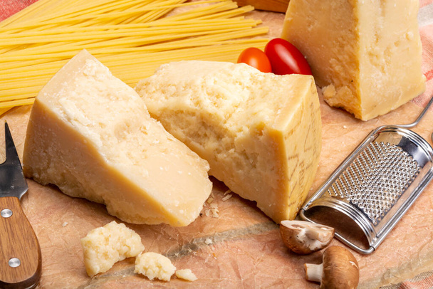 Peynir koleksiyonu, sert İtalyan peyniri, eski parmesan ve grana padano peyniri. Yakın çekim. - Fotoğraf, Görsel
