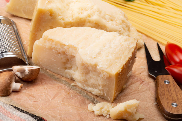 Colección de quesos, queso italiano duro, queso parmesano envejecido y queso padano de grana de cerca
 - Foto, imagen