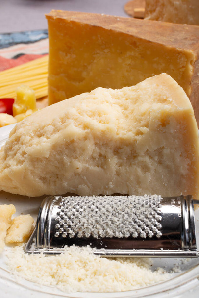 Juusto kokoelma, kova vanha juusto Pohjois-Italiasta, vuotiaiden Maniva juusto Alpeilta, parmesaani Parma, Grana Padano ja raastin - Valokuva, kuva