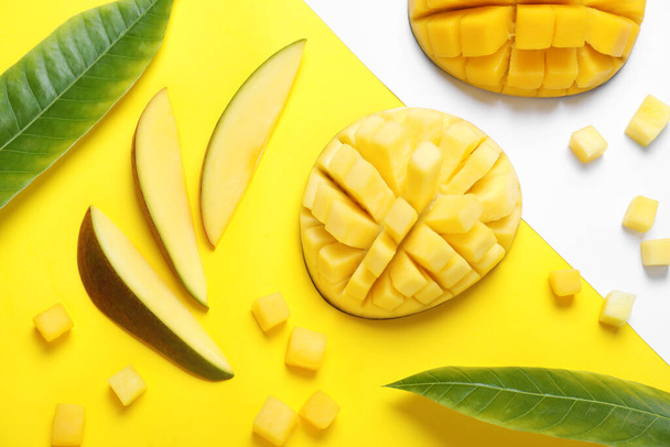 Flat lay composition with cut fresh ripe mango fruits on color background - Φωτογραφία, εικόνα