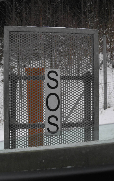 hätäpuhelin moottoritiellä, SOS-kyltti talvimaisemassa - Valokuva, kuva