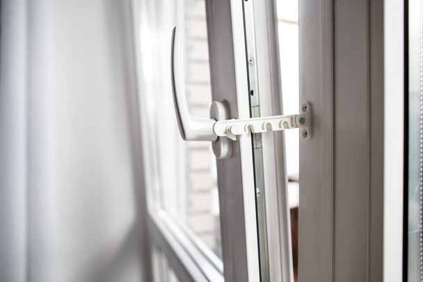 Bloqueio restritor seguro evita o fechamento acidental da janela aberta
 - Foto, Imagem