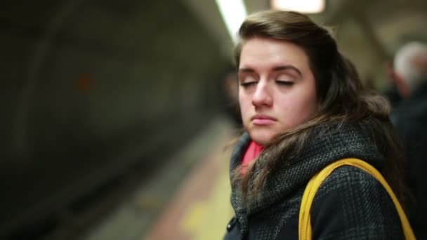 Woman waiting metro - Felvétel, videó