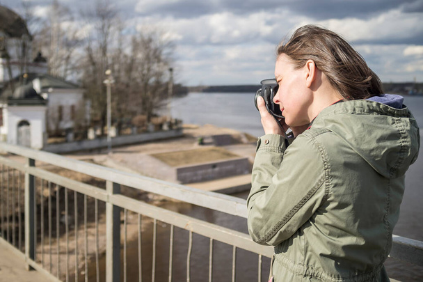 Kadın turist, dijital kamera kullanarak eski şehrin görüntülerini çekiyor. - Fotoğraf, Görsel