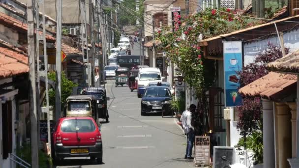Tuk Tuk rijdt door de straten van de oude stad Galle, Sri Lanka - Video