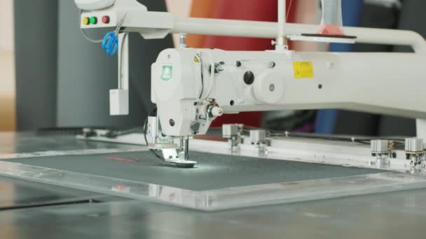 Primer plano de la máquina de coser parte de trabajo con cuero. Máquina de coser CNC
 - Imágenes, Vídeo
