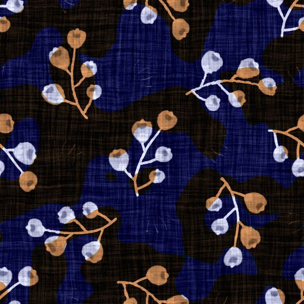 シームレスな藍染めのバンダナの質感。青の濃い織り綿の効果の背景。インドネシアのバティック抵抗パターンを繰り返します。白いブロックは、繊維の上にヴィンテージを印刷しました。手作りの洋服｜print - 写真・画像